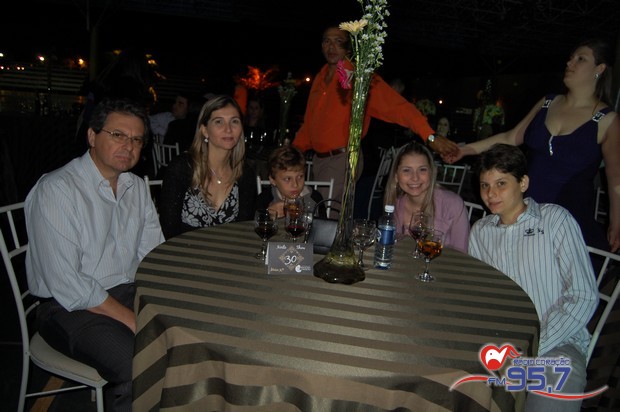 I jantar dançante da EIC; veja fotos
