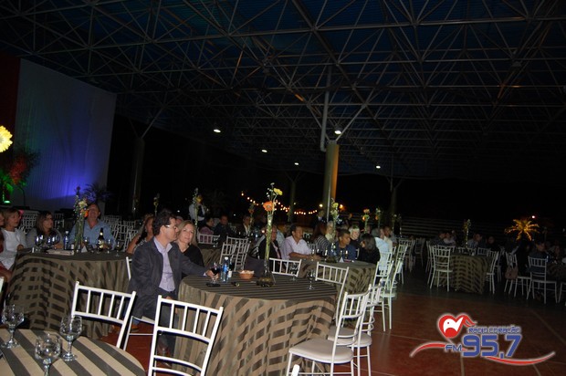 I jantar dançante da EIC; veja fotos