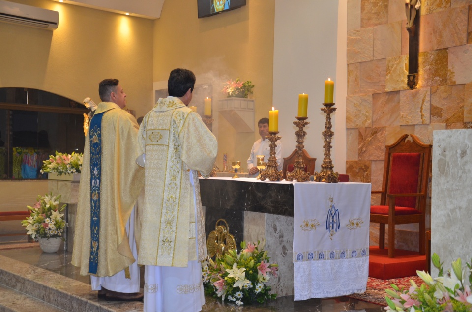 Festa e missa em honra a Nossa Senhora da Santíssima Trindade em Dourados