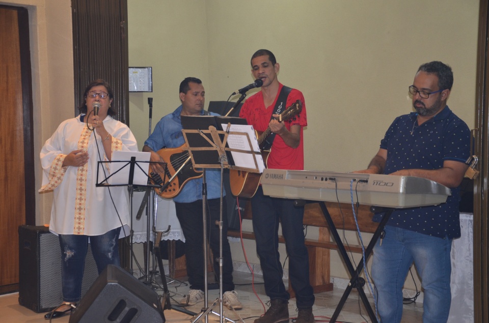 Festa e missa em honra a Nossa Senhora da Santíssima Trindade em Dourados