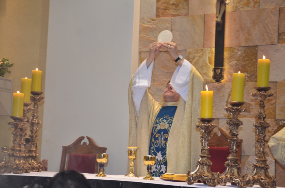 Festa e missa em honra a Nossa Senhora da Santíssima Trindade em Dourados