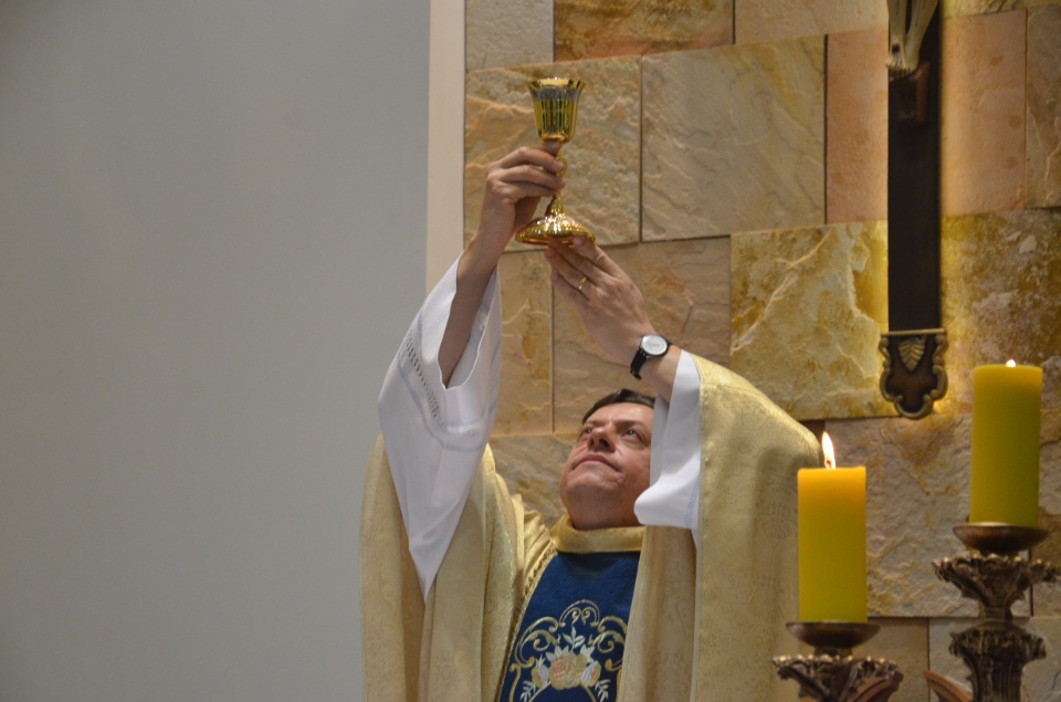 Festa e missa em honra a Nossa Senhora da Santíssima Trindade em Dourados