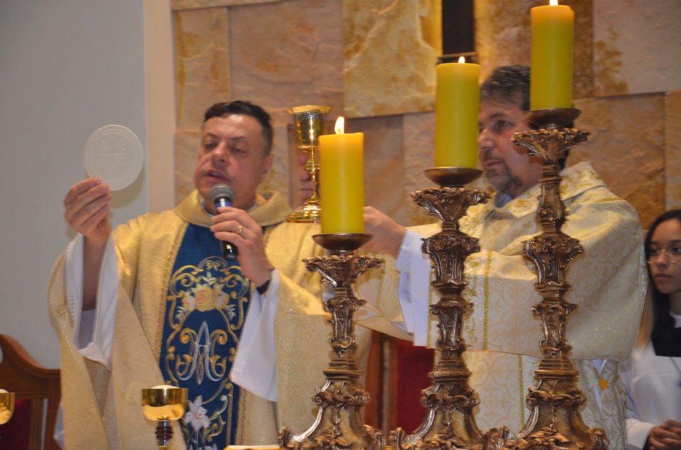 Festa e missa em honra a Nossa Senhora da Santíssima Trindade em Dourados