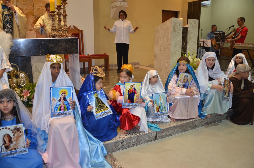 Festa e missa em honra a Nossa Senhora da Santíssima Trindade em Dourados