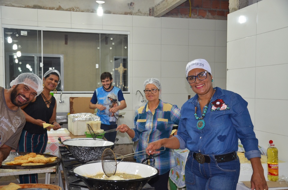 Festa e missa em honra a Nossa Senhora da Santíssima Trindade em Dourados