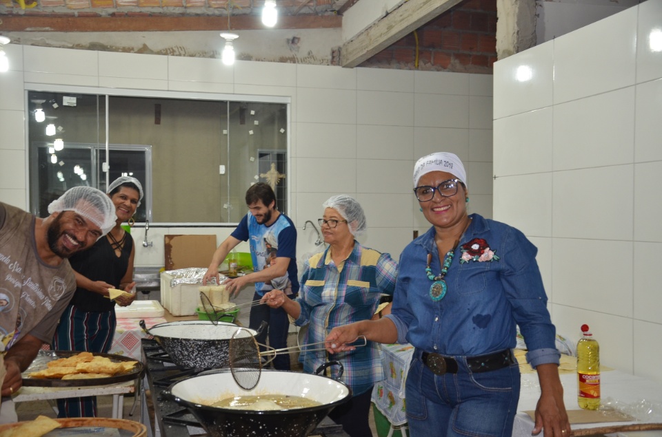 Festa e missa em honra a Nossa Senhora da Santíssima Trindade em Dourados