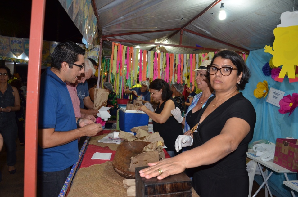 Festa e missa em honra a Nossa Senhora da Santíssima Trindade em Dourados