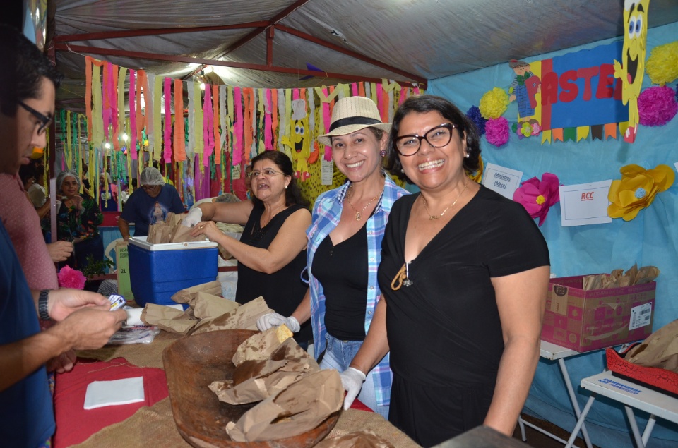 Festa e missa em honra a Nossa Senhora da Santíssima Trindade em Dourados