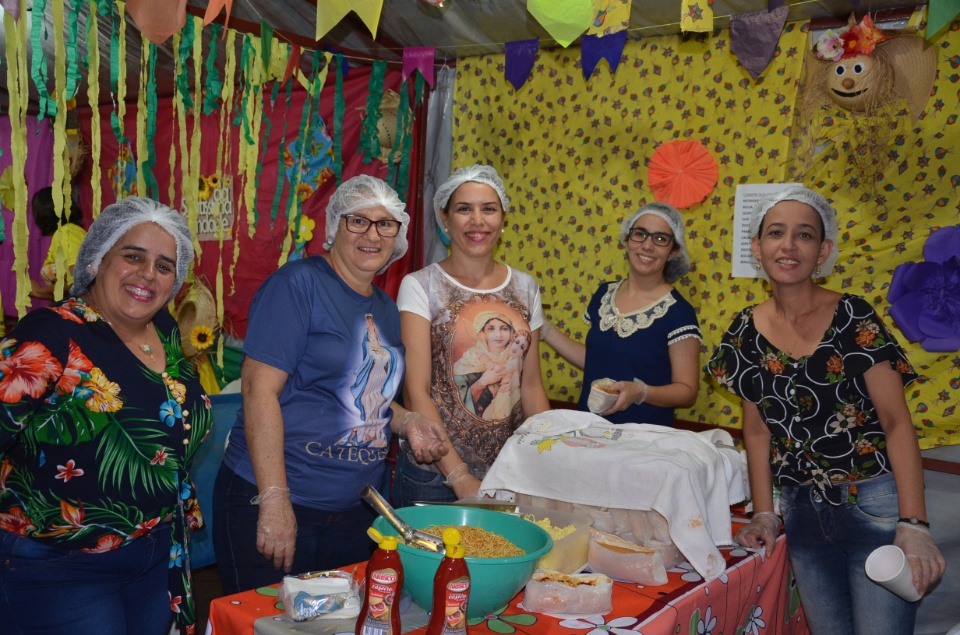 Festa e missa em honra a Nossa Senhora da Santíssima Trindade em Dourados