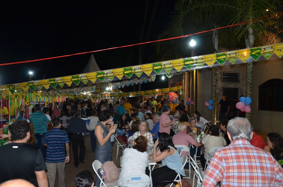 Festa e missa em honra a Nossa Senhora da Santíssima Trindade em Dourados