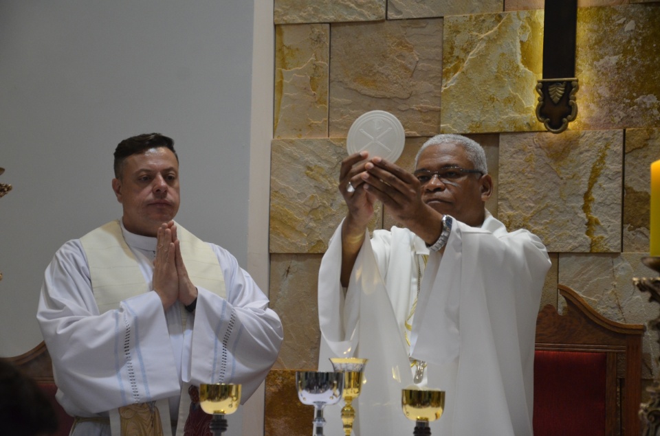 Festa e missa em honra a Nossa Senhora da Santíssima Trindade em Dourados