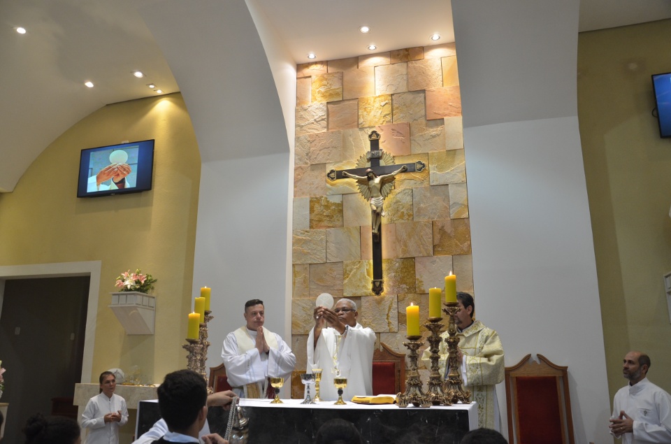 Festa e missa em honra a Nossa Senhora da Santíssima Trindade em Dourados