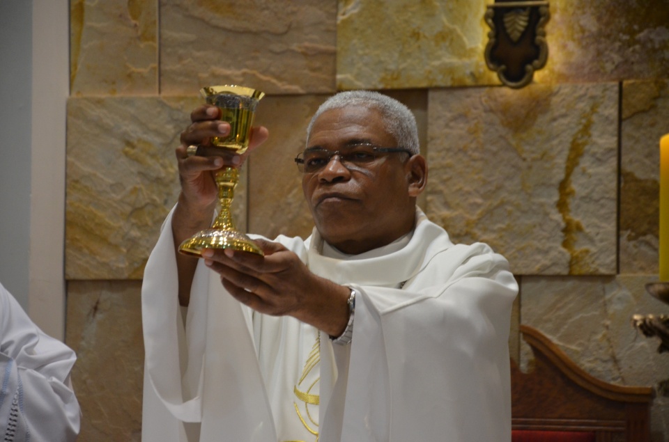 Festa e missa em honra a Nossa Senhora da Santíssima Trindade em Dourados