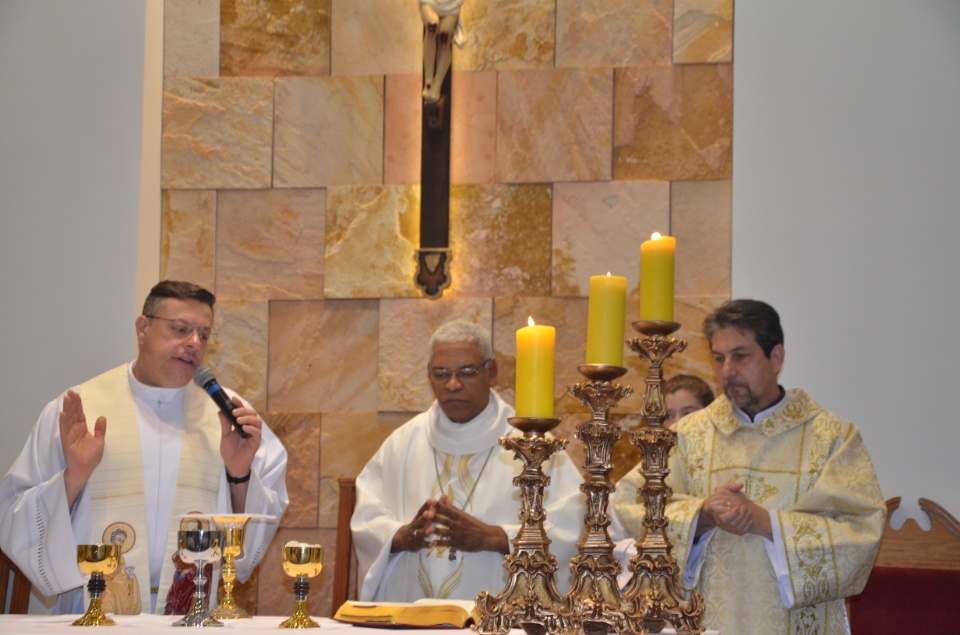 Festa e missa em honra a Nossa Senhora da Santíssima Trindade em Dourados