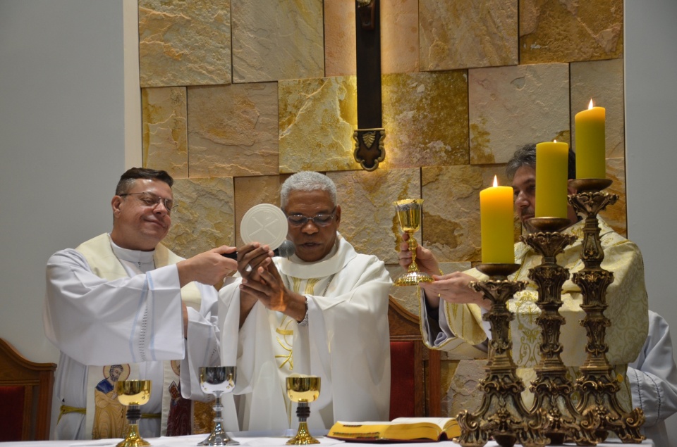 Festa e missa em honra a Nossa Senhora da Santíssima Trindade em Dourados