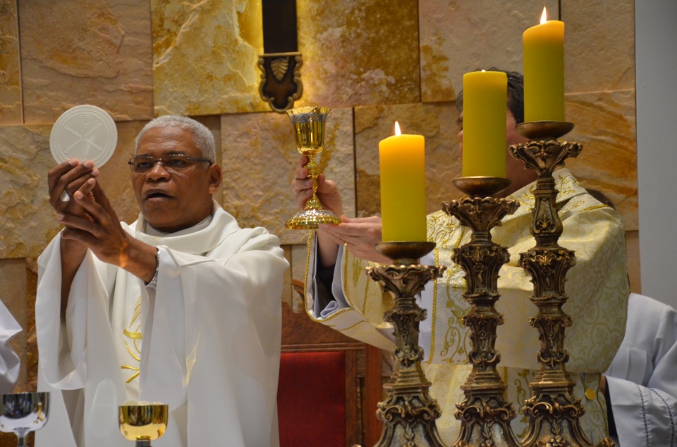 Festa e missa em honra a Nossa Senhora da Santíssima Trindade em Dourados