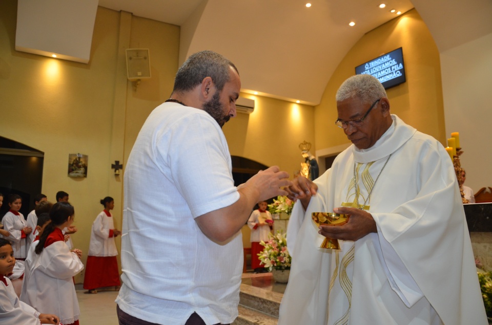 Festa e missa em honra a Nossa Senhora da Santíssima Trindade em Dourados