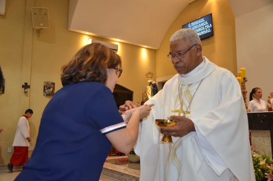 Festa e missa em honra a Nossa Senhora da Santíssima Trindade em Dourados