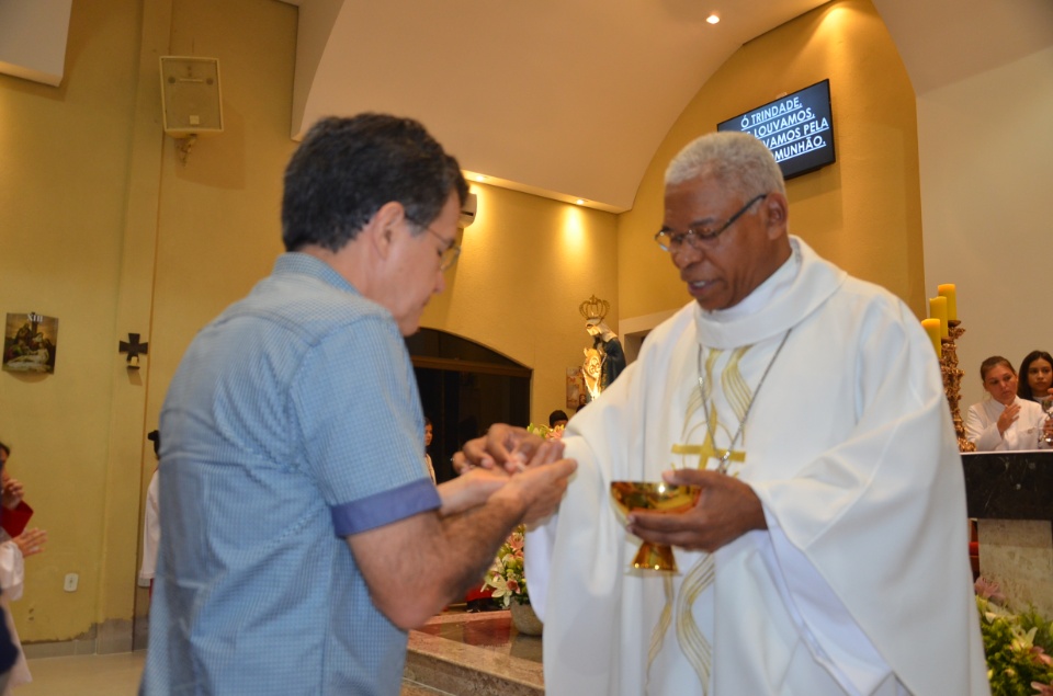 Festa e missa em honra a Nossa Senhora da Santíssima Trindade em Dourados