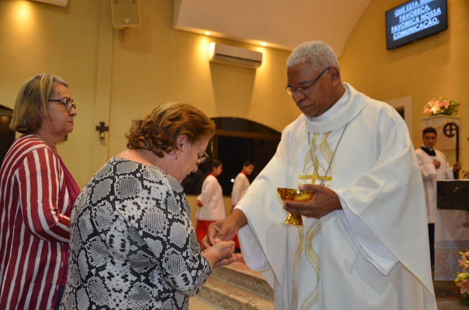 Festa e missa em honra a Nossa Senhora da Santíssima Trindade em Dourados