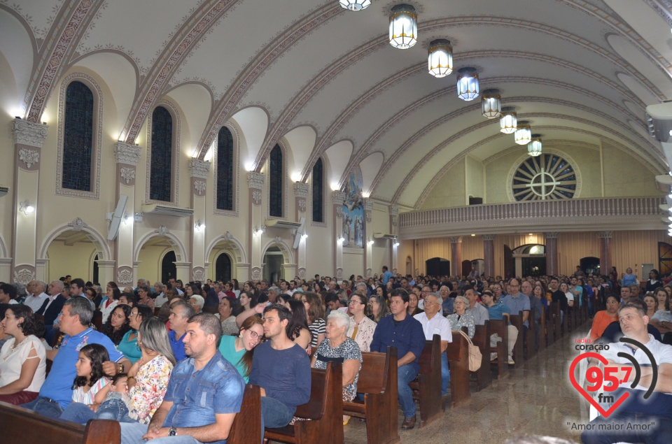 Bispo preside celebração do crisma de jovens e adultos catedral