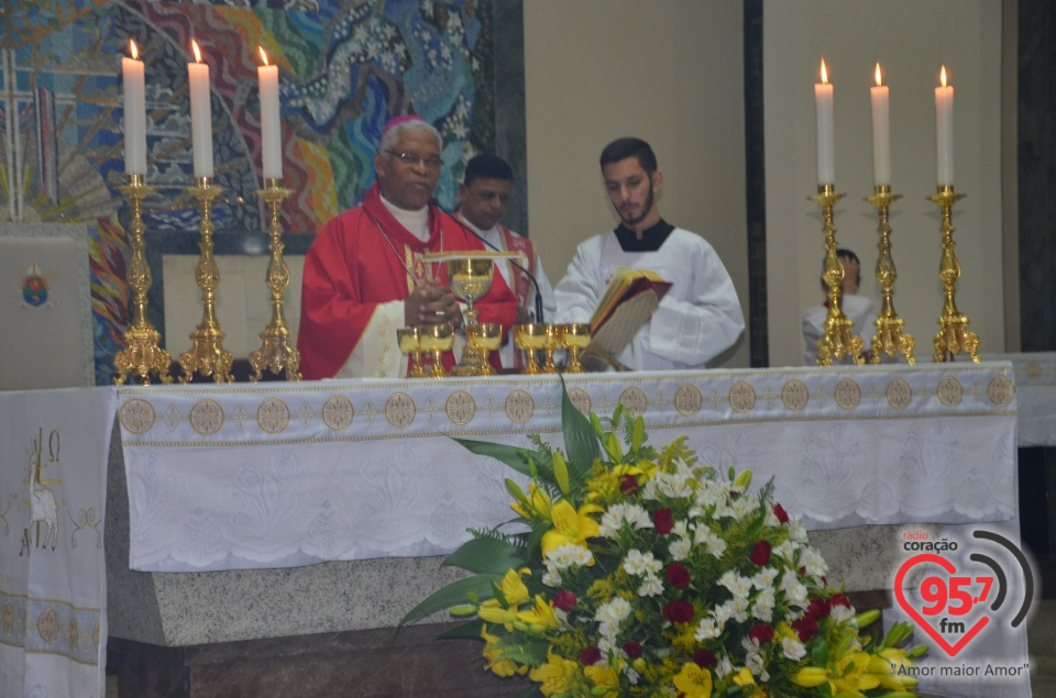 Bispo preside celebração do crisma de jovens e adultos catedral