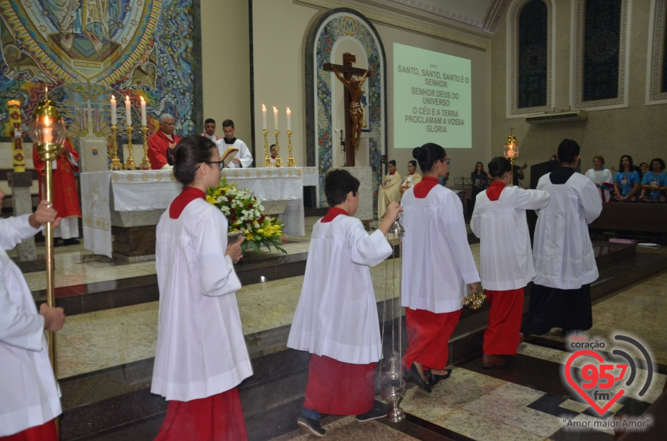 Bispo preside celebração do crisma de jovens e adultos catedral