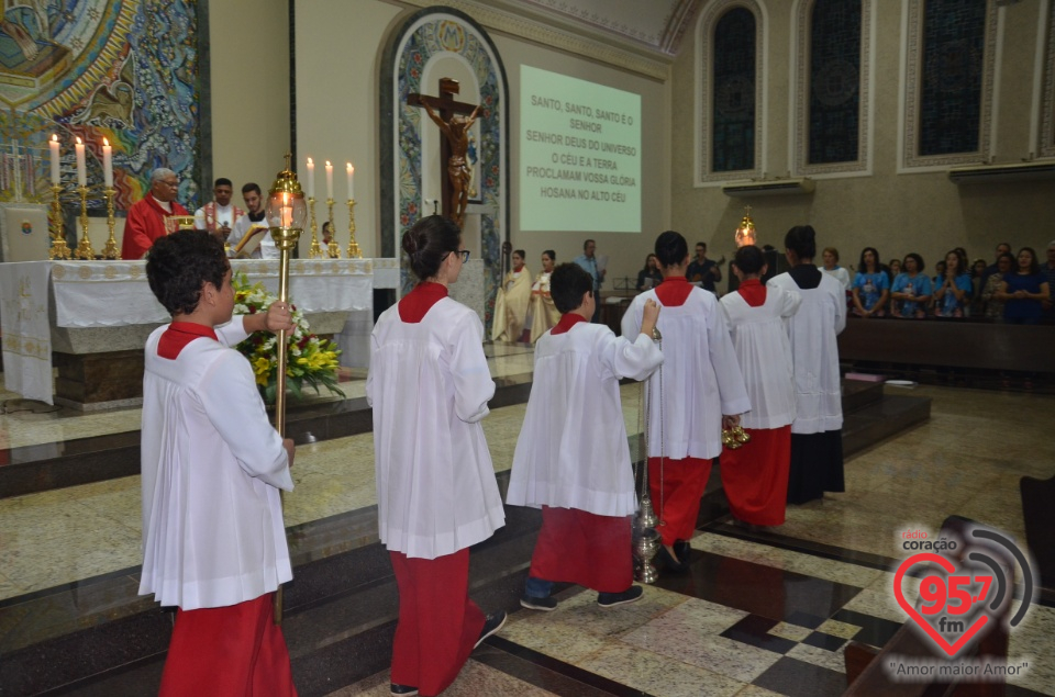 Bispo preside celebração do crisma de jovens e adultos catedral