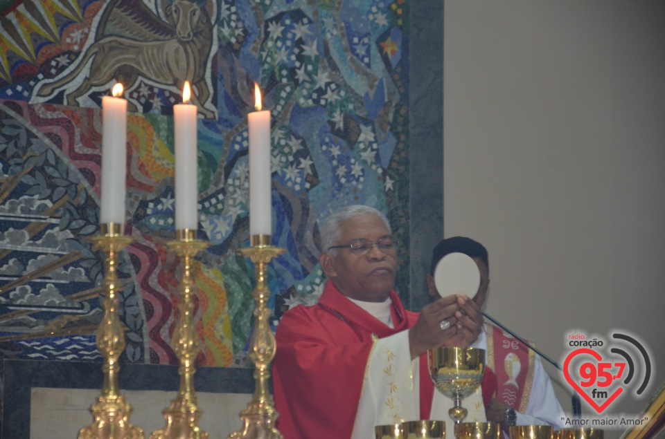 Bispo preside celebração do crisma de jovens e adultos catedral