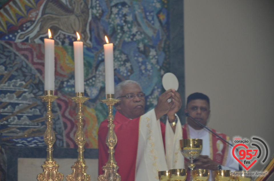 Bispo preside celebração do crisma de jovens e adultos catedral