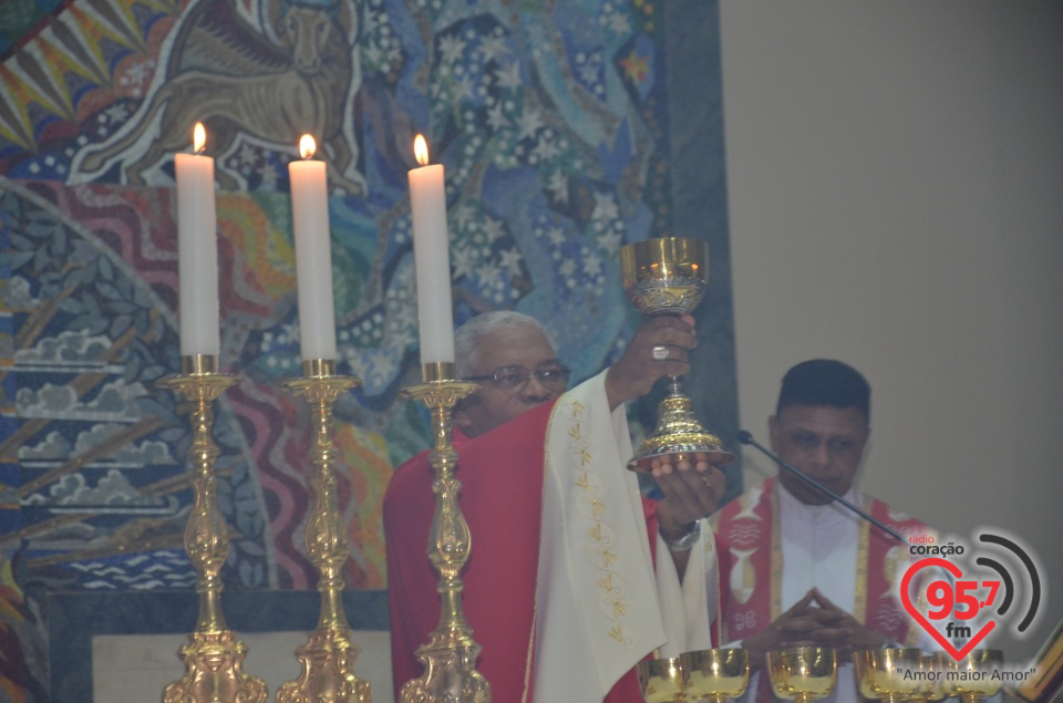 Bispo preside celebração do crisma de jovens e adultos catedral