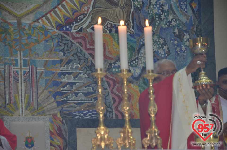 Bispo preside celebração do crisma de jovens e adultos catedral