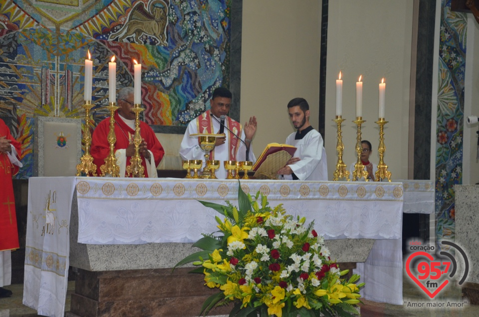 Bispo preside celebração do crisma de jovens e adultos catedral