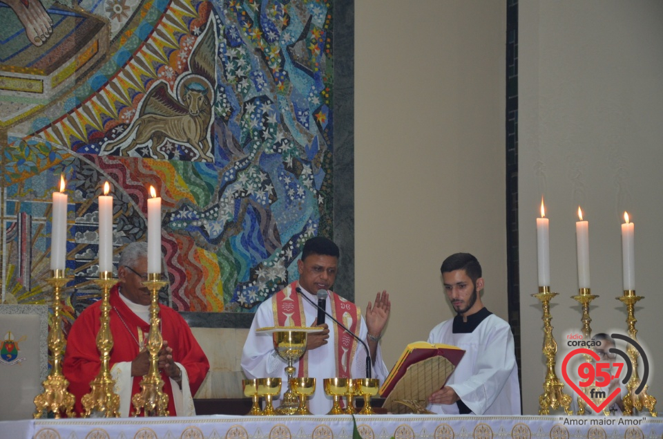 Bispo preside celebração do crisma de jovens e adultos catedral