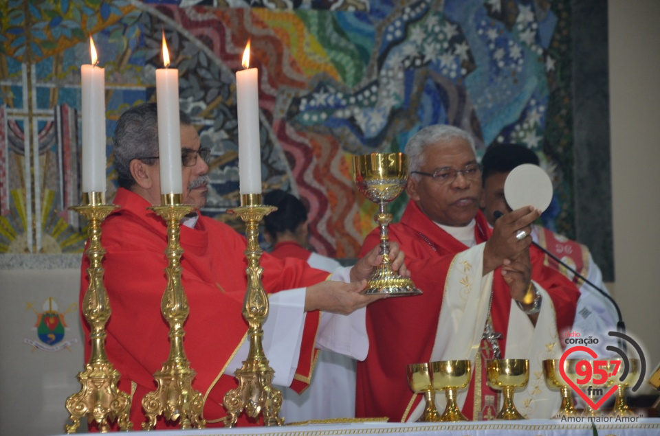 Bispo preside celebração do crisma de jovens e adultos catedral