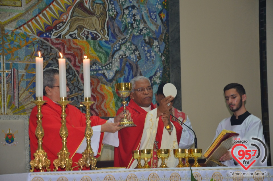 Bispo preside celebração do crisma de jovens e adultos catedral