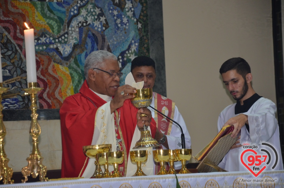 Bispo preside celebração do crisma de jovens e adultos catedral