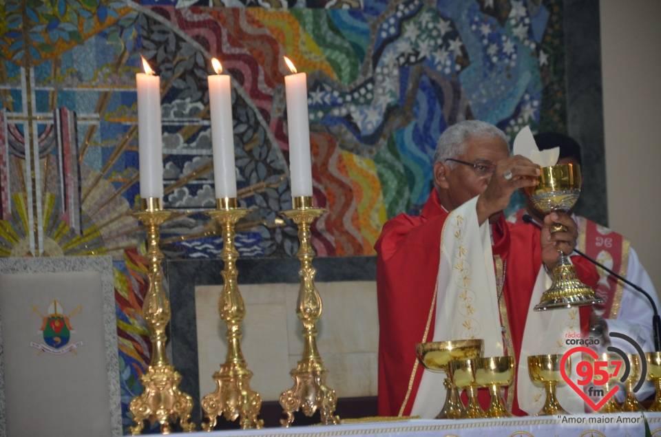 Bispo preside celebração do crisma de jovens e adultos catedral