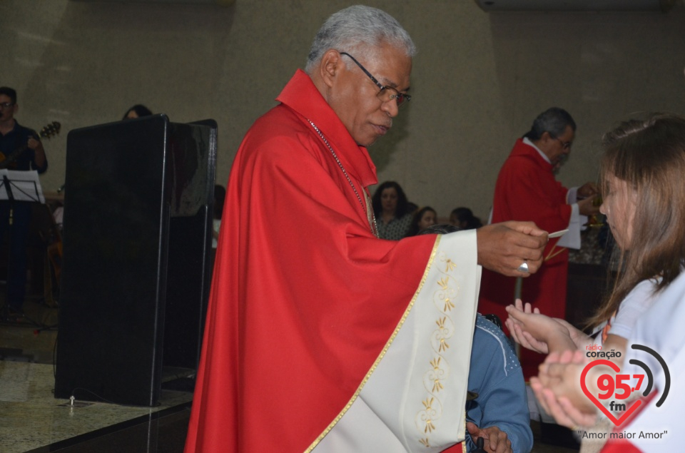 Bispo preside celebração do crisma de jovens e adultos catedral