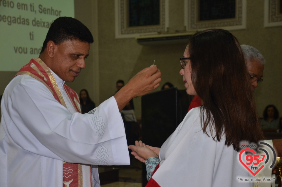 Bispo preside celebração do crisma de jovens e adultos catedral