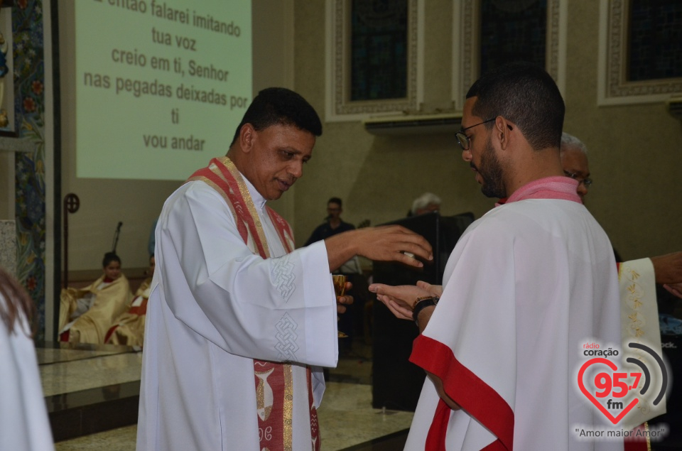 Bispo preside celebração do crisma de jovens e adultos catedral