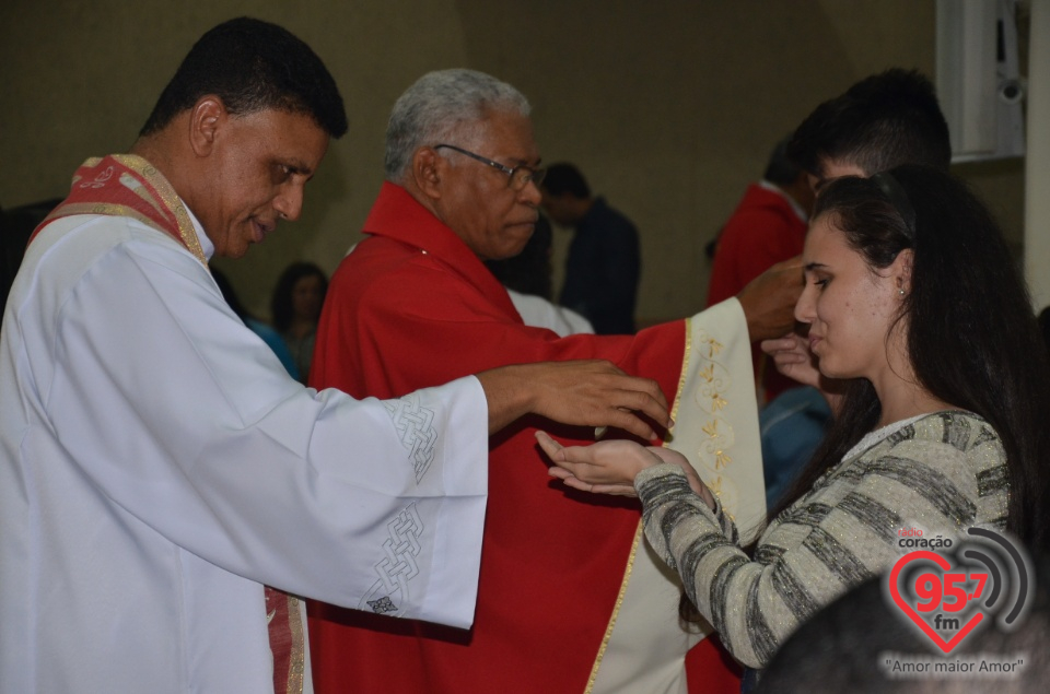 Bispo preside celebração do crisma de jovens e adultos catedral