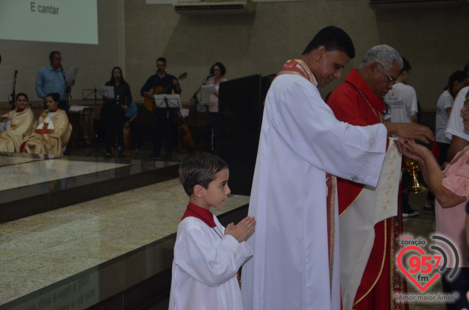 Bispo preside celebração do crisma de jovens e adultos catedral