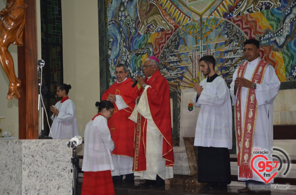 Bispo preside celebração do crisma de jovens e adultos catedral