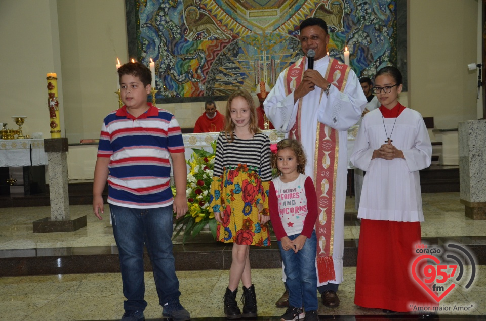 Bispo preside celebração do crisma de jovens e adultos catedral