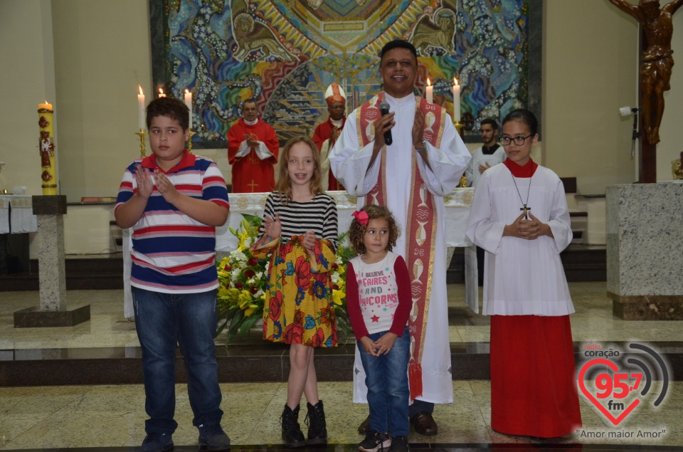 Bispo preside celebração do crisma de jovens e adultos catedral