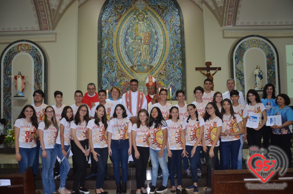 Bispo preside celebração do crisma de jovens e adultos catedral