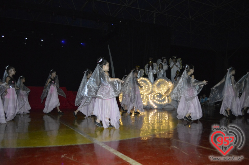 Alunos da EIC emocionam o público com encenação - 'O Natal visto do Céu'