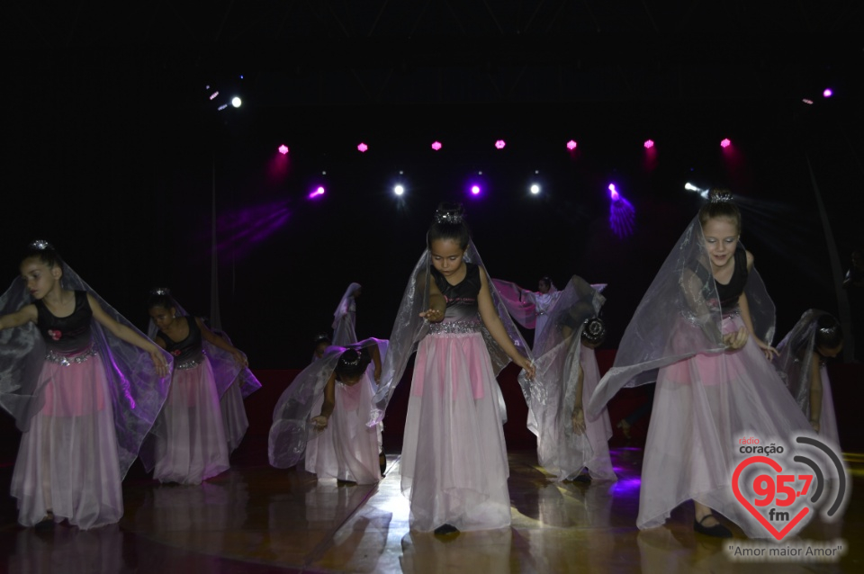 Alunos da EIC emocionam o público com encenação - 'O Natal visto do Céu'