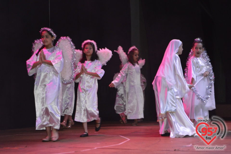 Alunos da EIC emocionam o público com encenação - 'O Natal visto do Céu'